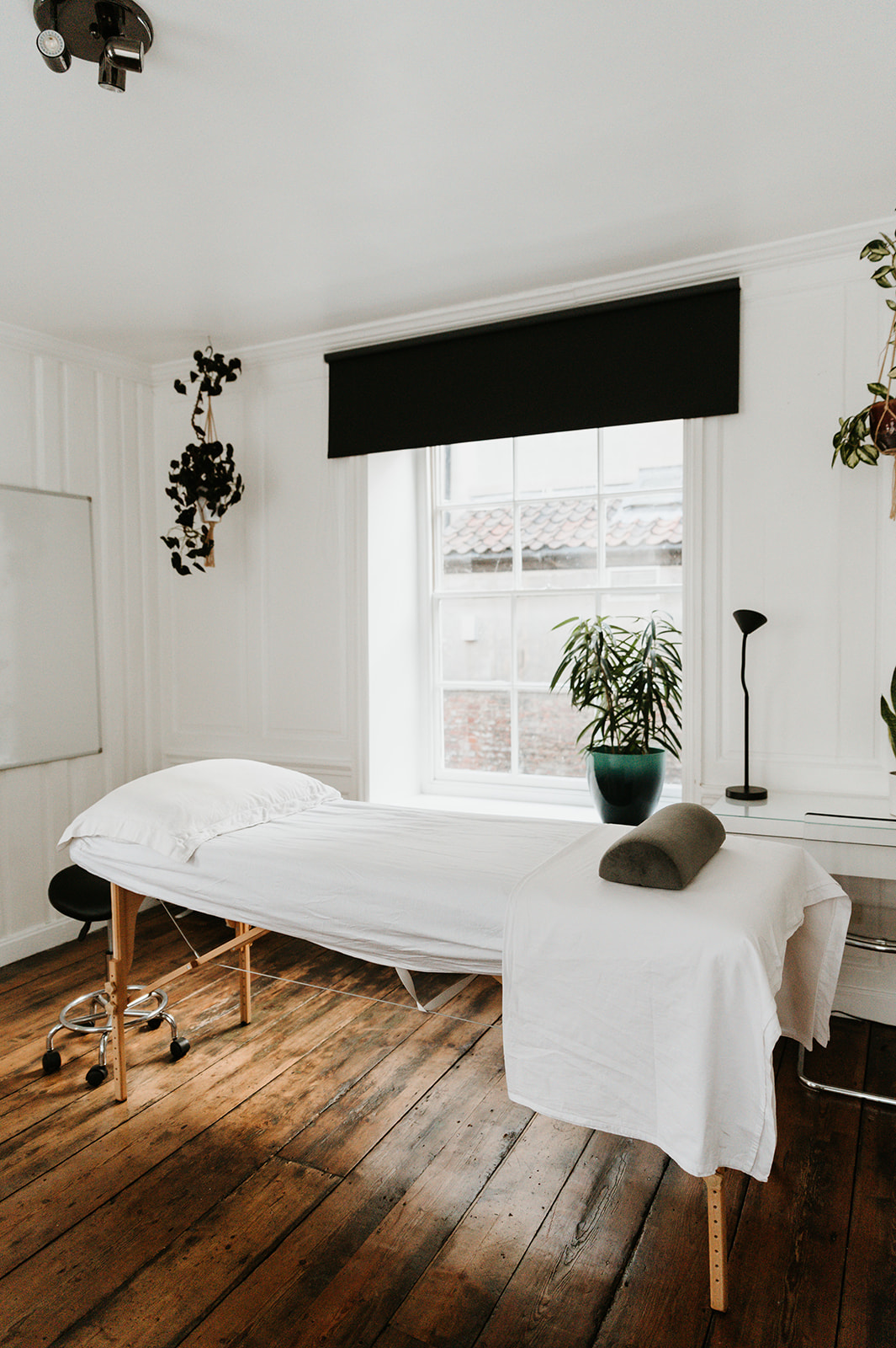 rooms for deep tissue massage therapy available to practitioners